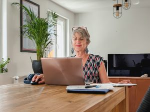 rédactrice web devant son ordinateur