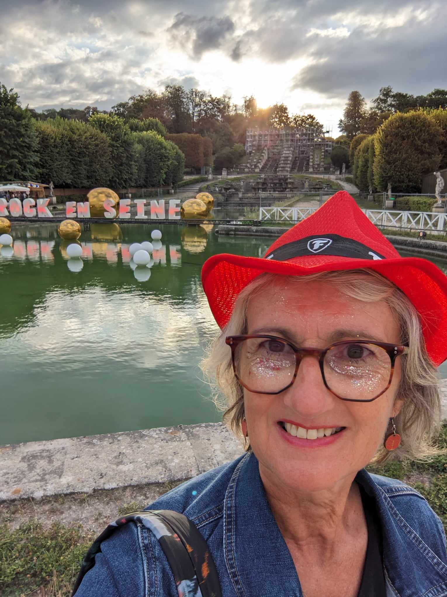 Valerie Horlaville avec son chapeau Firestone, au festival Rock en Seine 2023
